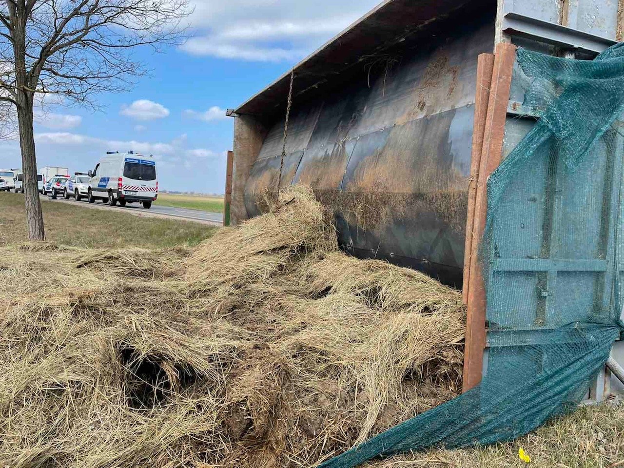 A bűnszervezet különböző mezőgazdasági járműveket alakított át a migránsok szállítására •  Fotó: Police.hu