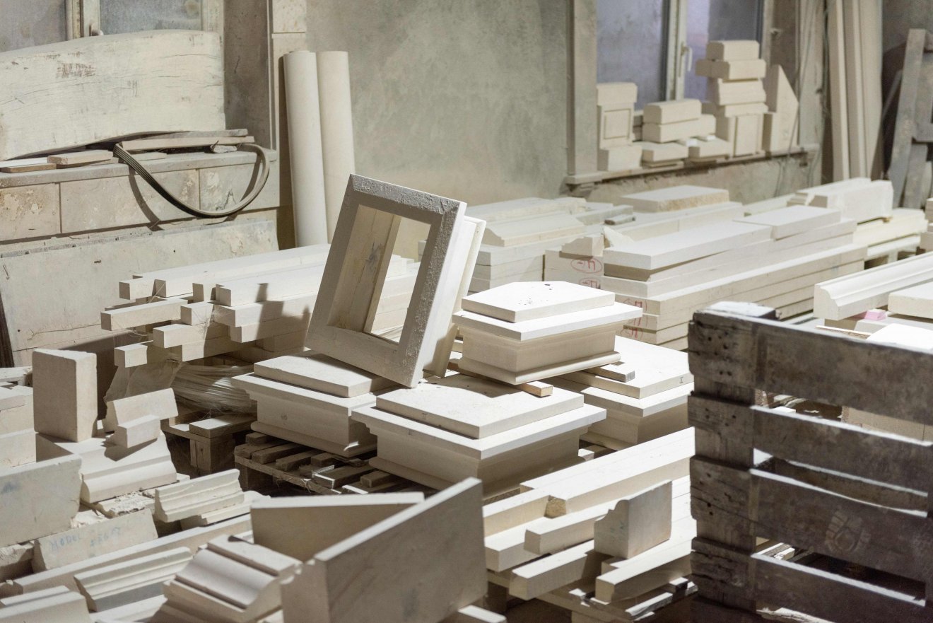 Üzemi lerakat. Minden elkészíthető kőből, még az ablakkeret is •  Fotó: Kiss Gábor