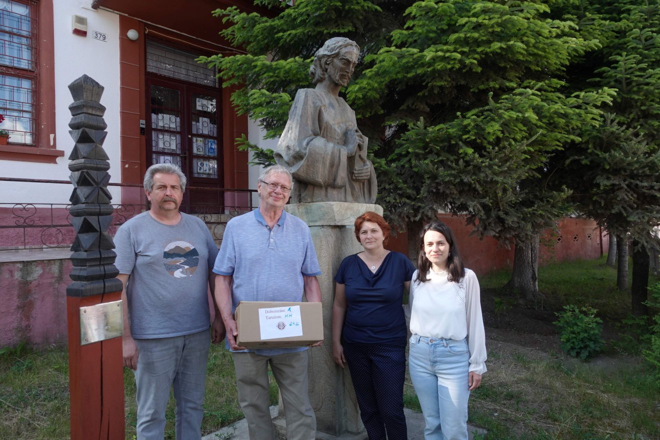 A könyvajándékot stílusosan Apáczai Csere János szobra előtt adták át •  Fotó: Hagyományok Háza
