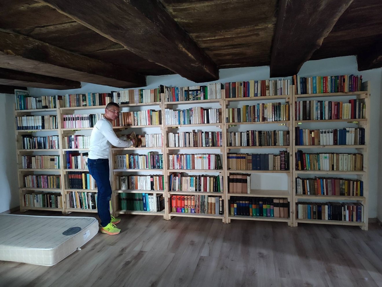 Könyvtár is várja a magyar ház látogatóit •  Fotó: Ferkó Zoltán
