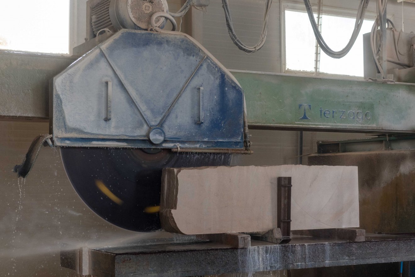 Több kővágó gáter is működik a telephelyen •  Fotó: Kiss Gábor