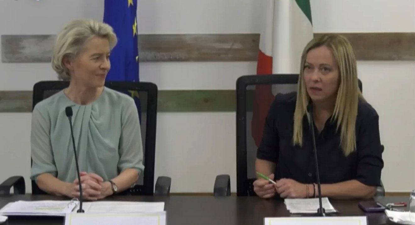 Ursula von der Leyen, az Európai Bizottság elnöke Lampedusa szigetén Giorgia Meloni olasz kormányfővel tartott közös sajtóértekezletet •  Fotó: Facebook/Giorgia Meloni