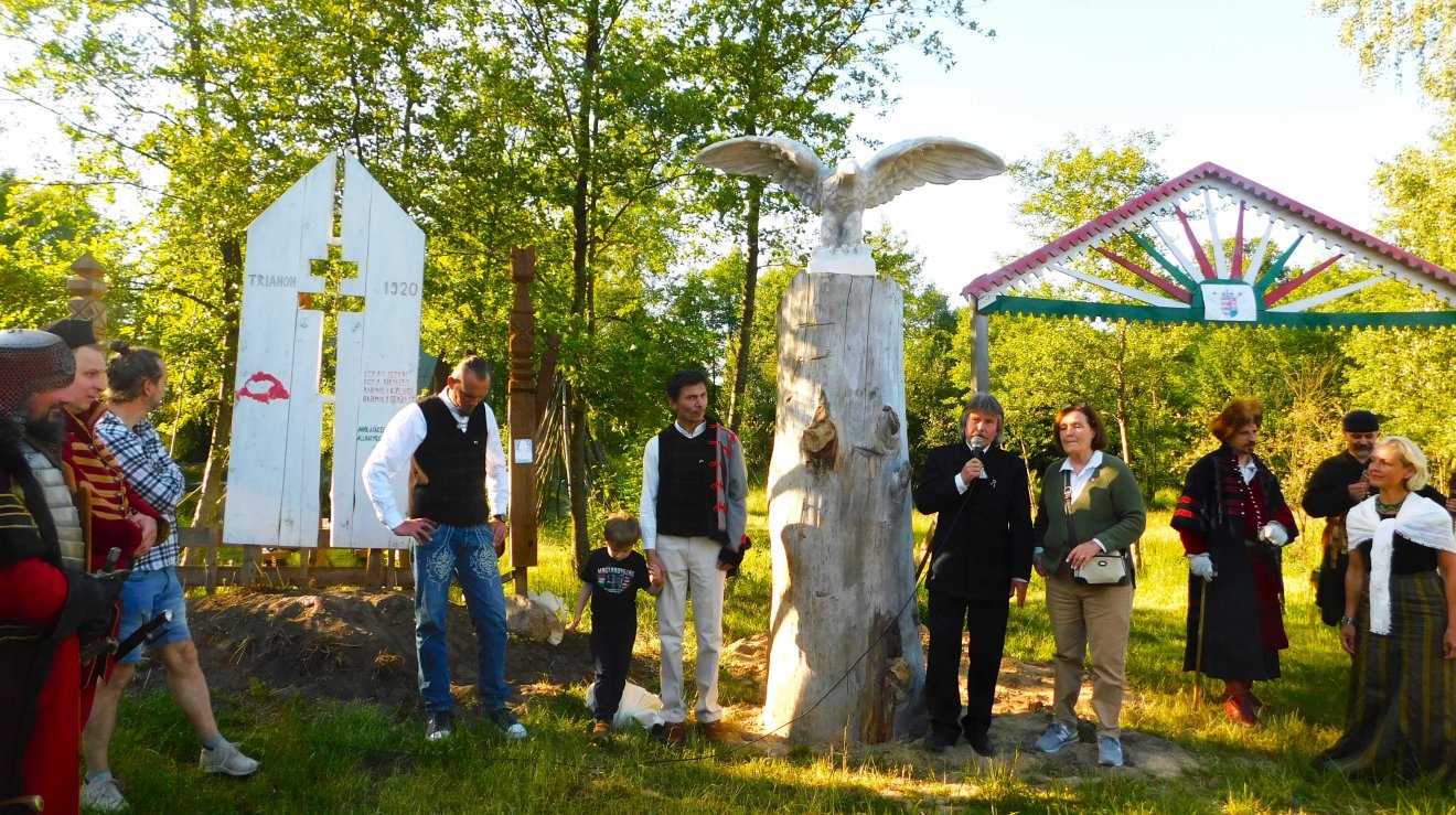 Okos Márton és vendéglátói a Varsó melletti szoboravatón •  Fotó: Báthory-Ben Hagyományőrző Egyesület