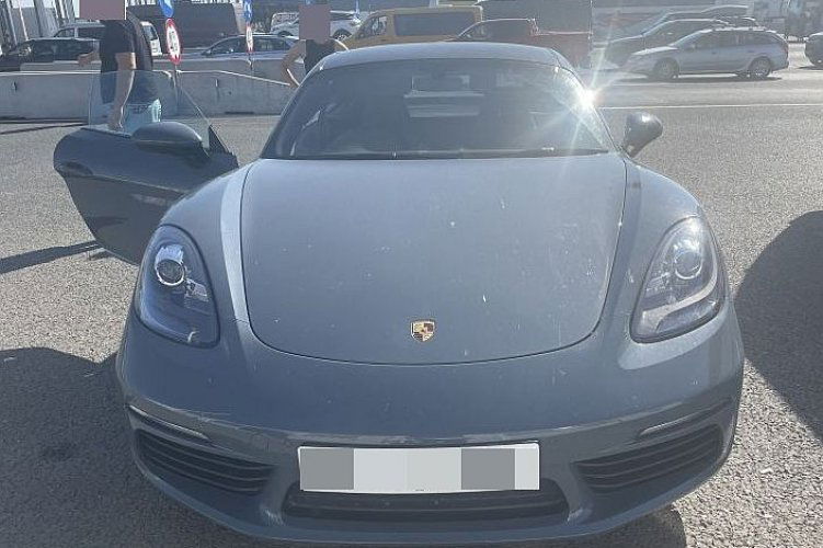 A Porsche 718 Cayman típusú személygépkocsit az Egyesült Királyságból lopták el •  Fotó: Police.hu