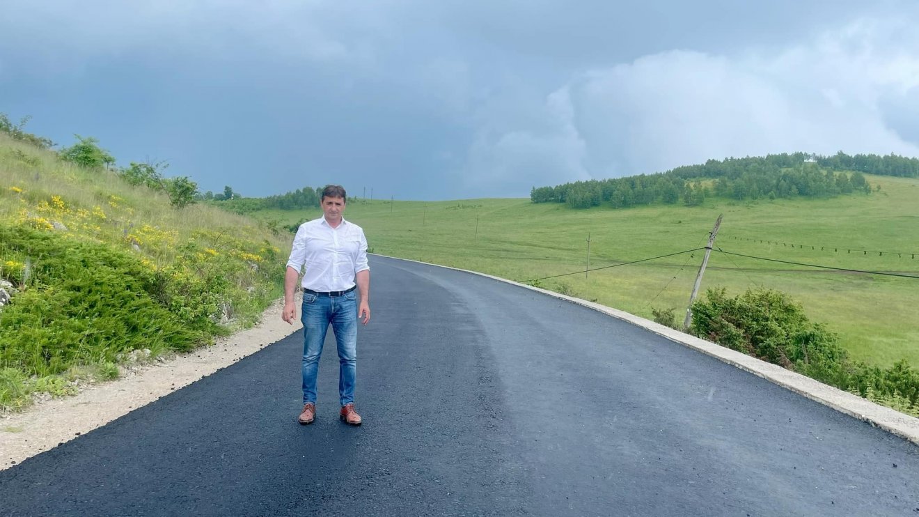 Marius Hațegan, a megyei önkormányzat alelnöke a frissen leaszfaltozott úton •  Fotó: Facebook/Marius Hațegan