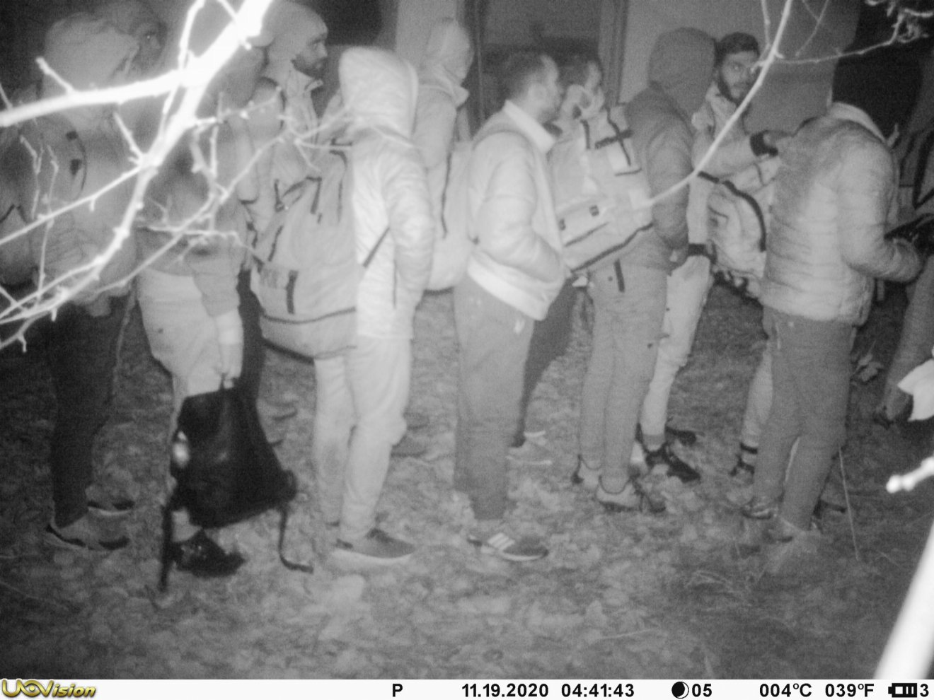 Migránsok egy éjszakai felvételen •  Fotó: Police.hu