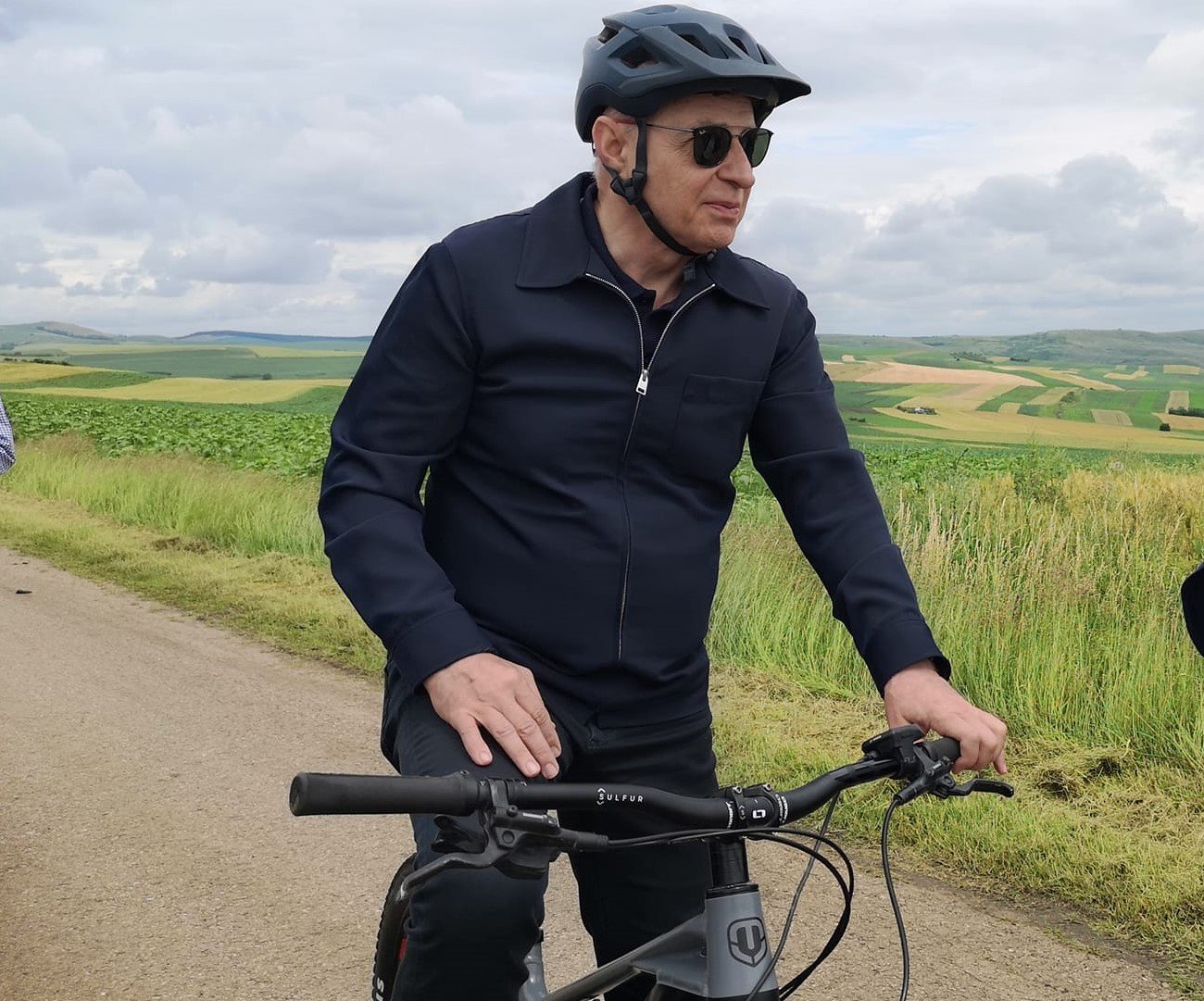 Mircea geoană Maroscsügedről a Via Transilvanica útvonalán Gyulafehérvárig kerékpározott •  Fotó: Maroscsüged Polgármesteri Hivatala