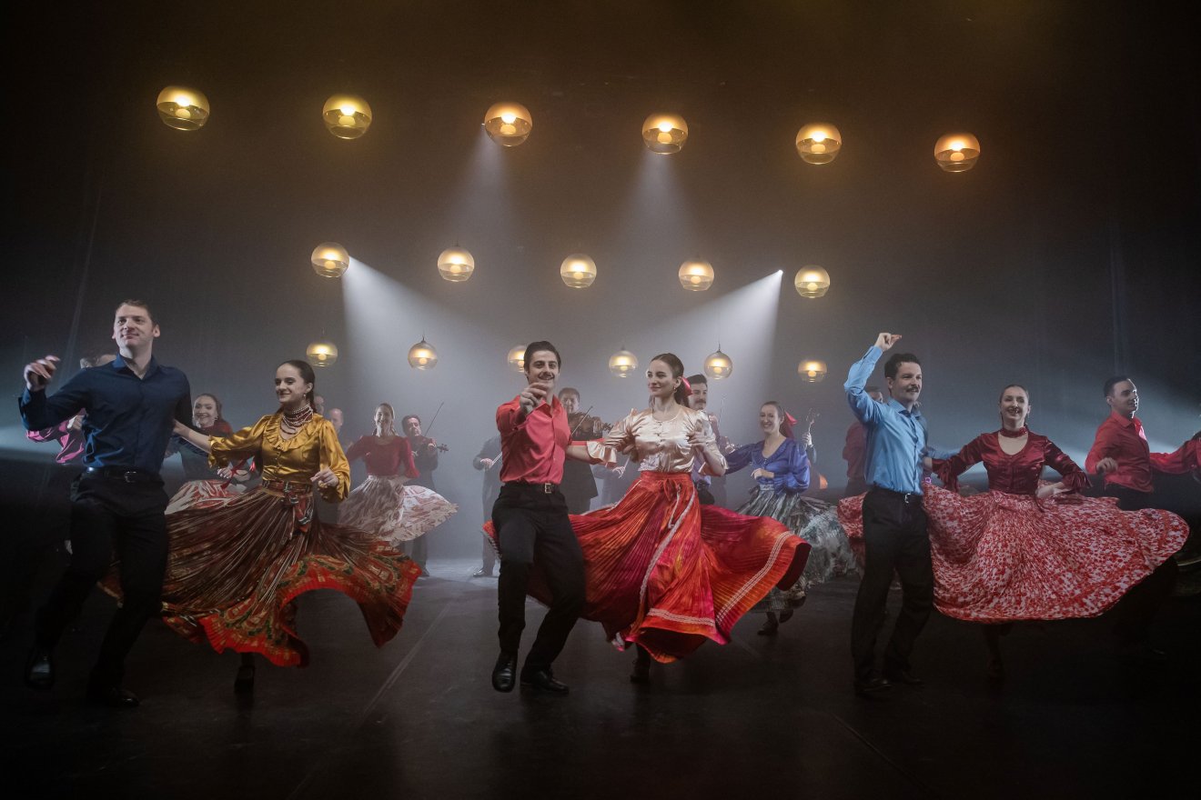 Részlet a Magyar Állami Népi Együttes Nagyvárosi vándorok című előadásából • Fotó: Nagy Attila/Hagyományok Háza