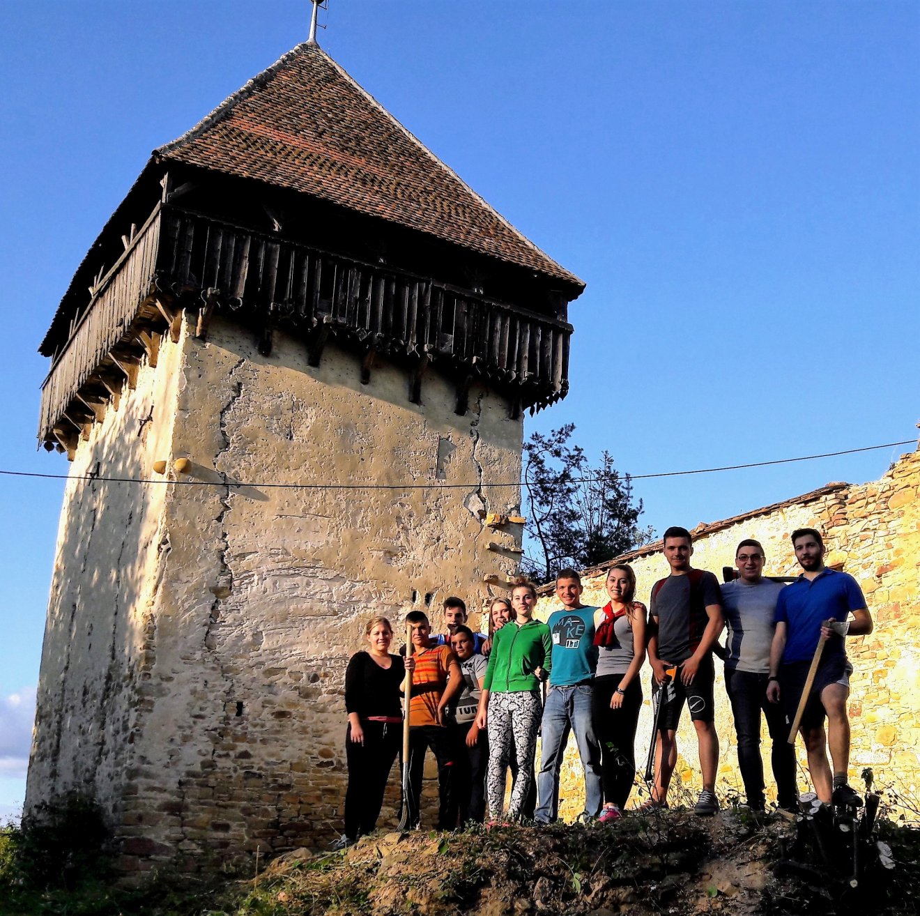 Önkéntesek a kóbori erőpdtemplom tövében •  Fotó: Ferkó Zoltán