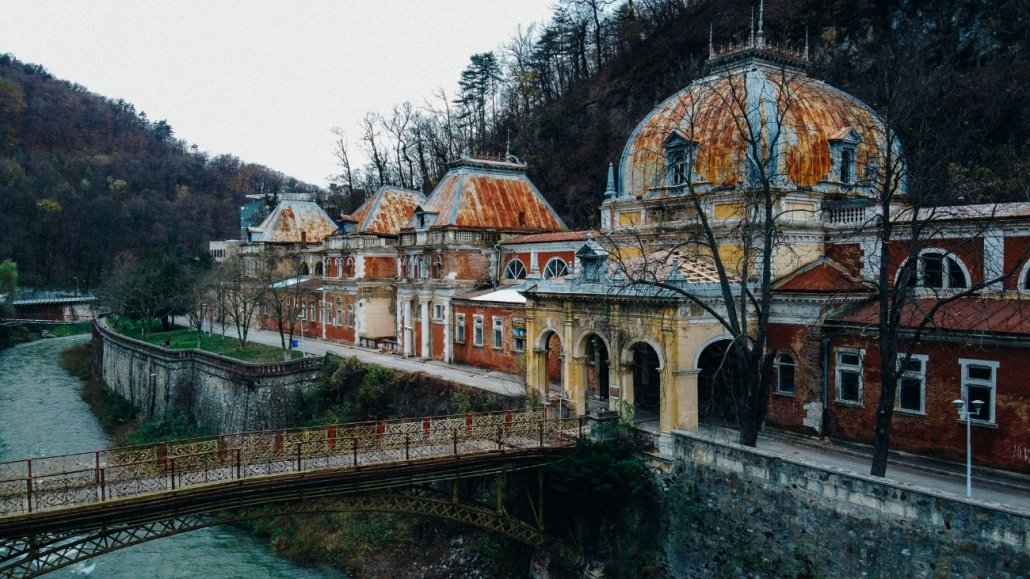 Herkulesfürdő patinás épületei •  Fotó: Herculaneproiect.ro