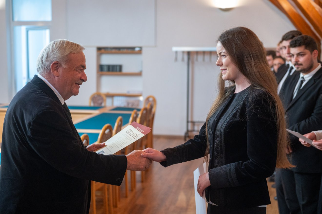 Kató Béla, az Erdélyi Református Egyházkerület püspöke adja át a lelkipásztori okleveleket a fiatal lelkészeknek •  Fotó: Facebook/Erdélyi Református Egyházkerület