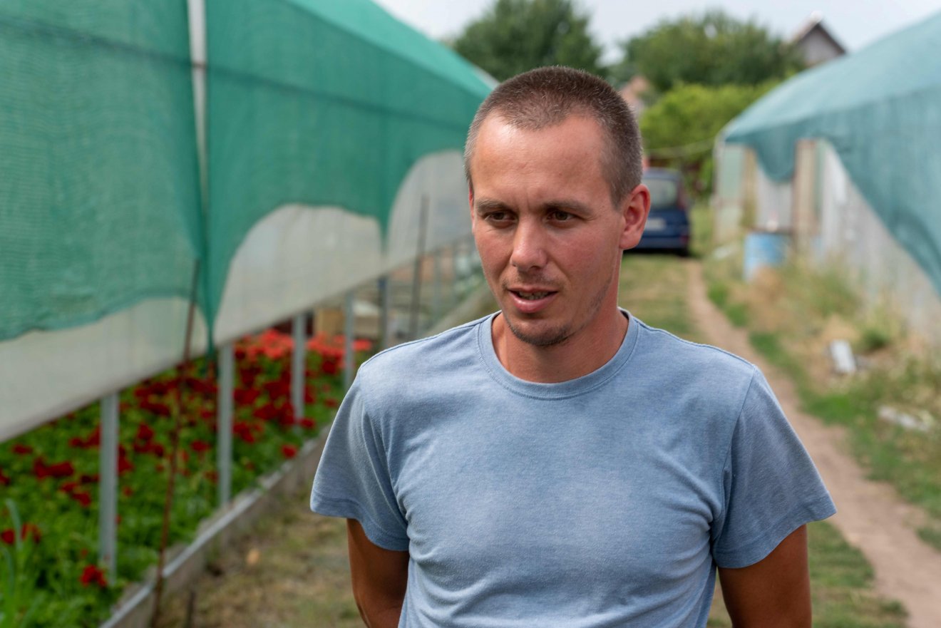 Ráduly Szabolcs sok mindent kipróbált a virágtermesztés elkőtt •  Fotó: Kiss Gábor