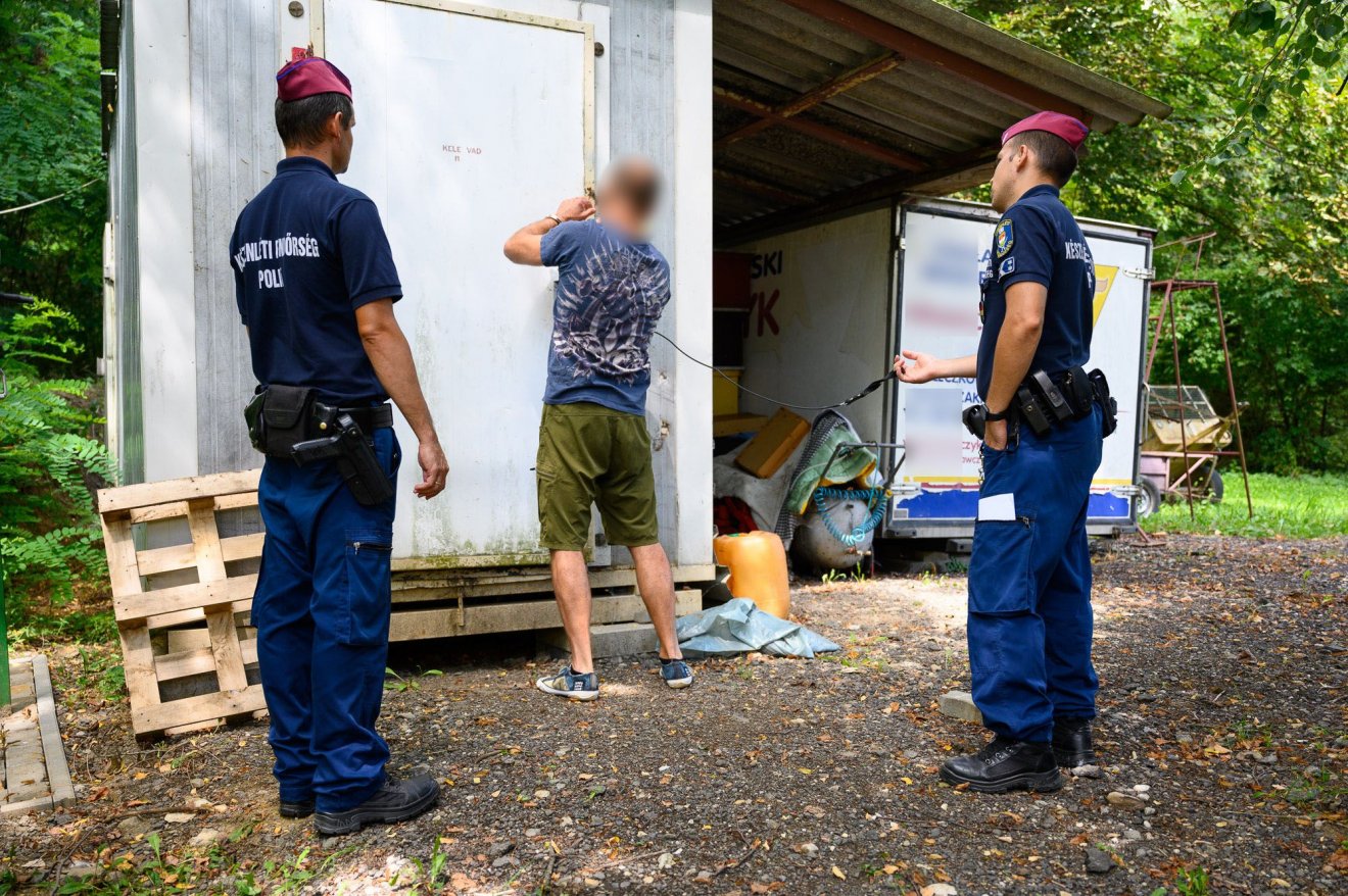 Helyszínelésen a magyar rendőrök a lelőtt farkas ügyében •  Fotó: Police.hu