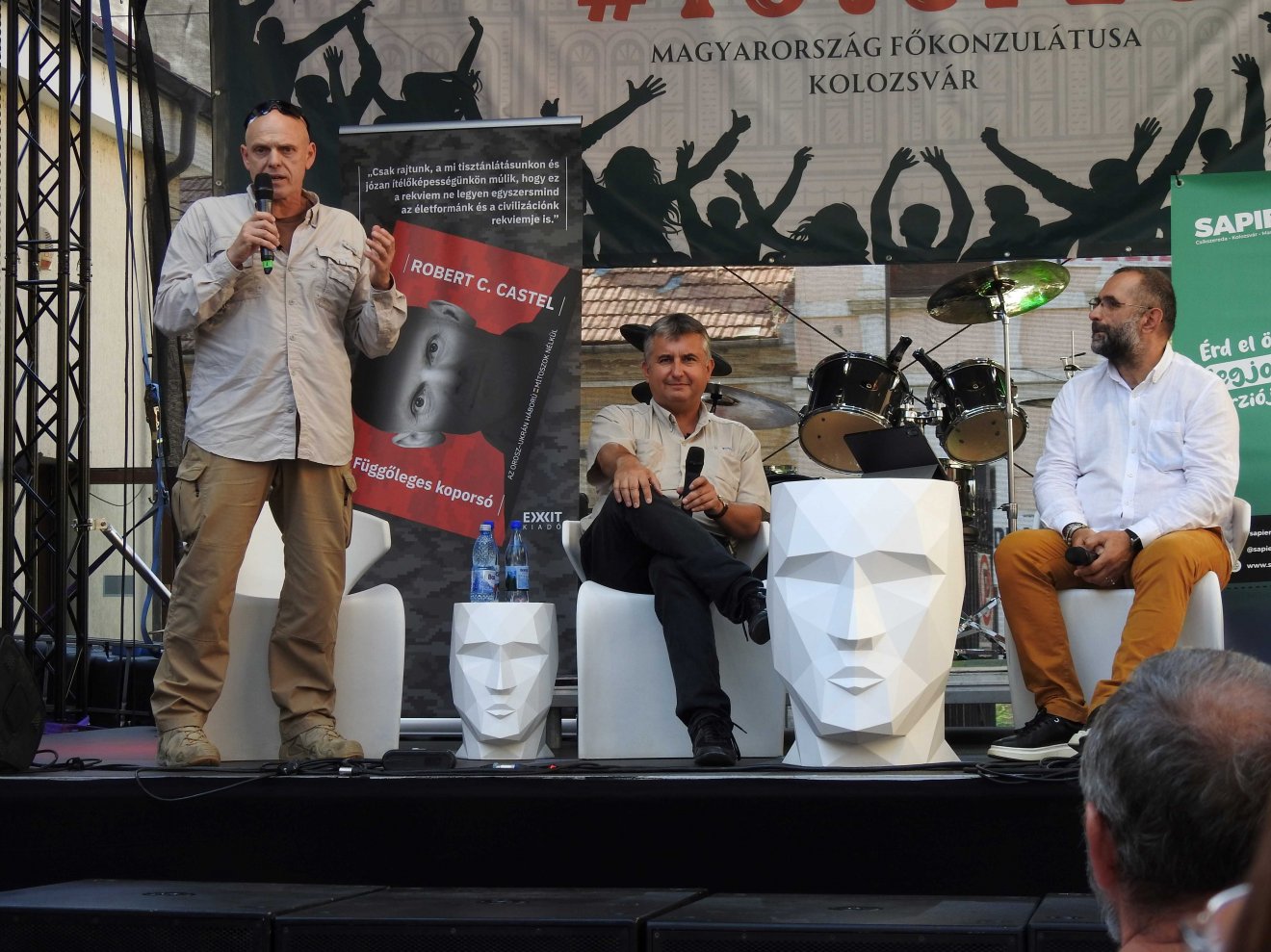 Robert C. Castel, Demkó Attila és Szenkovics Dezső a főkonzulátus udvarán, Kolozsváron •  Fotó: Makkay József