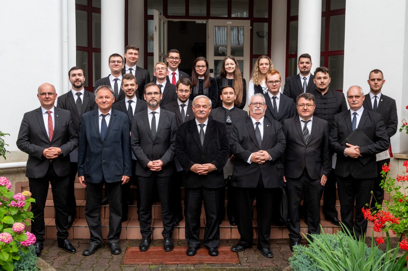 Az idén végzett református lelkipásztorok csoportképe az erdélyi egyházkerület  elöljáróival •  Fotó: Facebook/Erdélyi Református Egyházkerület
