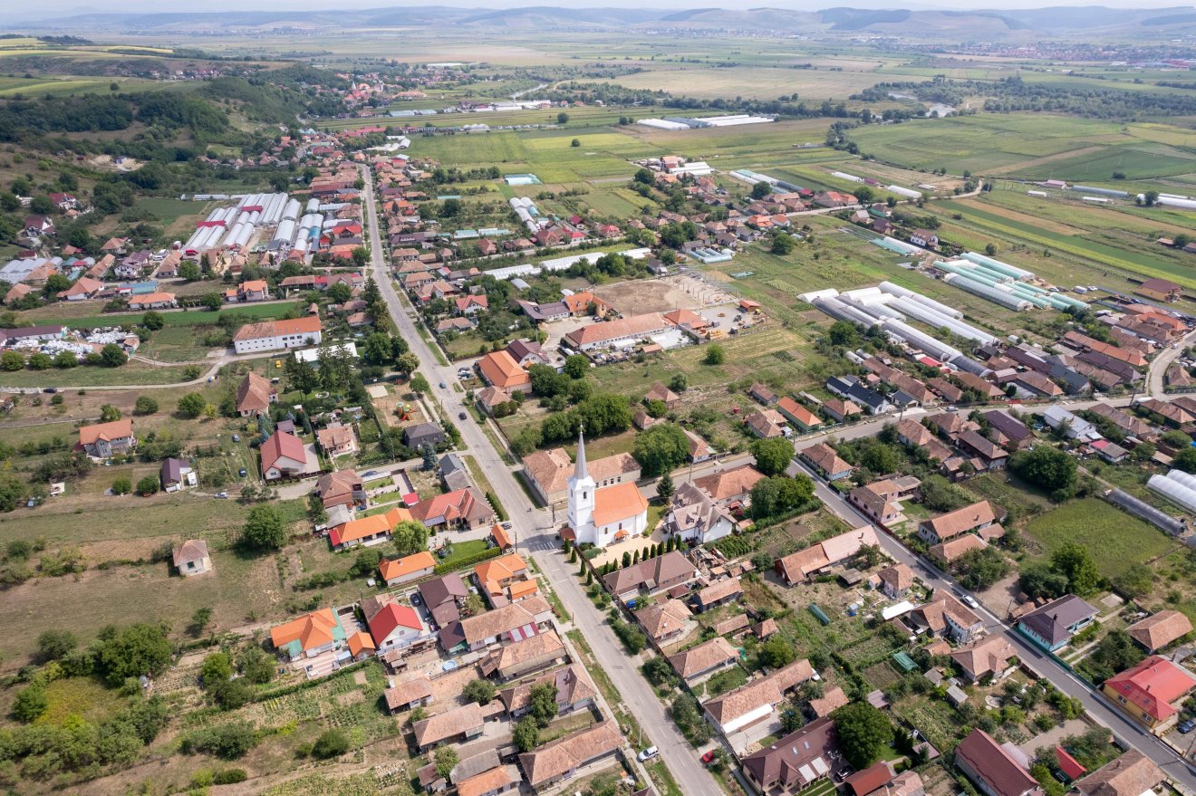 Udvarfalva madártávlatból. Jól látszanak a virágtermesztők fóliasátrai •  Fotó: Kiss Gábor