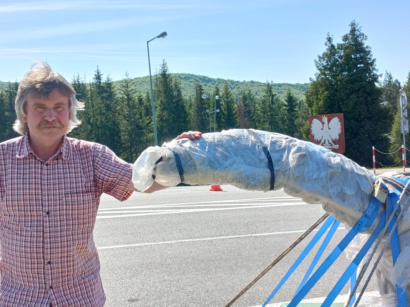 Egy kis pihenő a lengyel határon •  Fotó: Báthory-Ben Hagyományőrző Egyesület