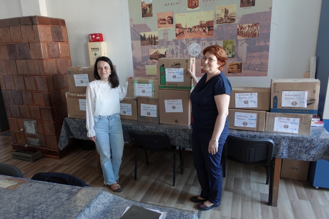 Vetró B. Sebestyén Csilla és Bogyó Szidónia a könyvadománnyal •  Fotó: Hagyományok Háza