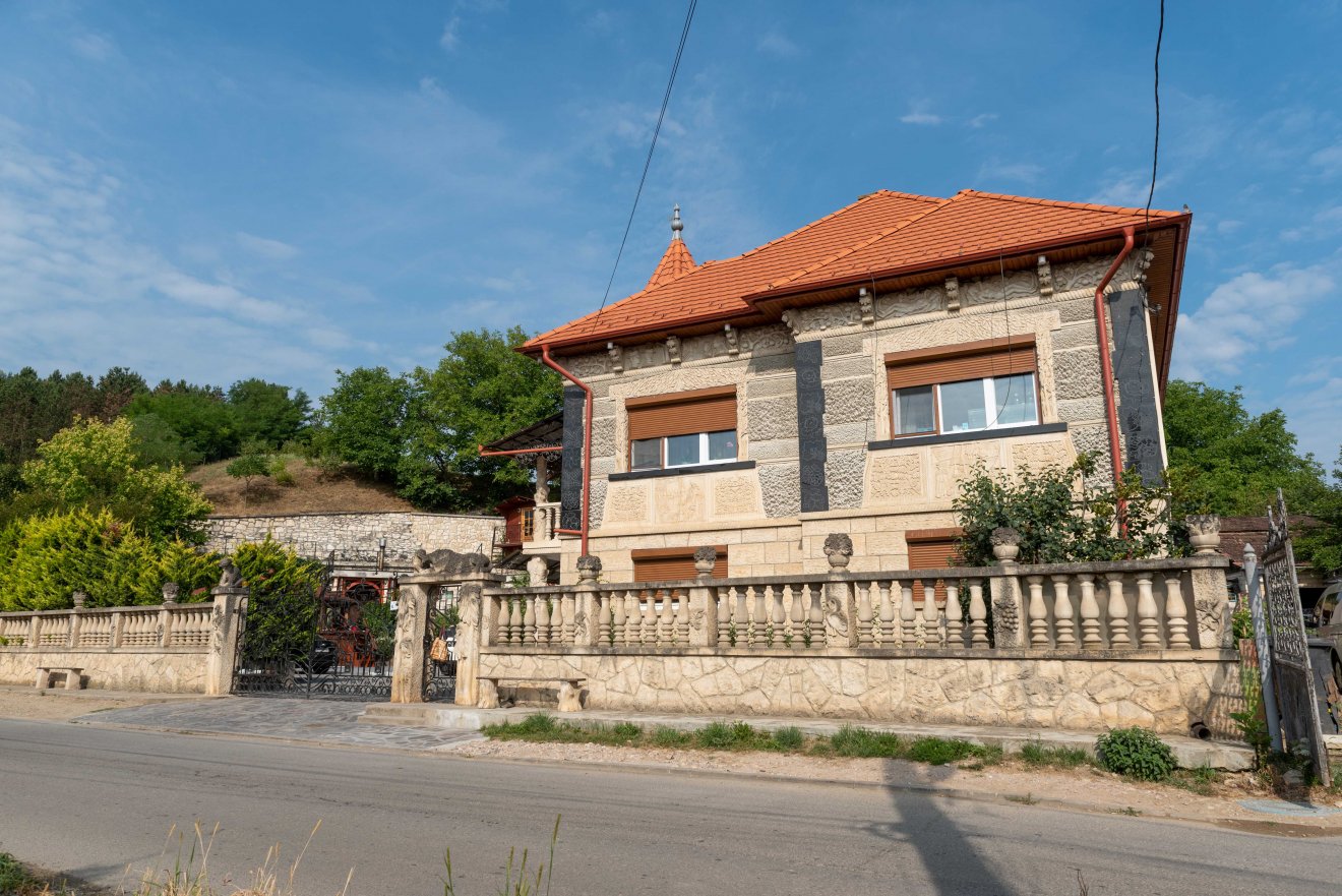 Barta Szallósék családi háza Vistában. A kőfaragás a szülők és nagyszülők keze munkáját dícséri •  Fotó: Kiss Gábor