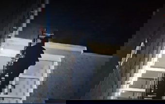 Előzetes letartóztatásba került a két kisgyermekét egy emeleti szállodaablakból kidobó nő