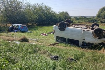 Román embercsempész 18 migránst szállító furgonjával felborult az osztrák határ közelében, mindenki túlélte a balesetet