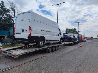 Másfél tonna túlsúlyos járművel tartott hazafele egy romániai sofőr, a magyar rendőrök feltartóztatták