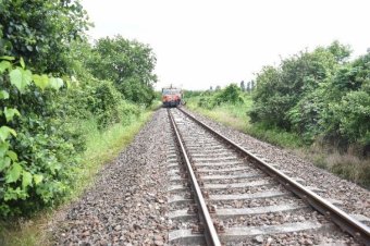 Ittasan feküdt a sínekre, és miután megúszta a balesetet, bíróság elé állították