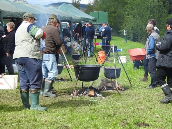 Rotyog a bográcsgulyás. Mindenkinek jutott a gazdakörök főztjéből •  Fotó: Makkay József