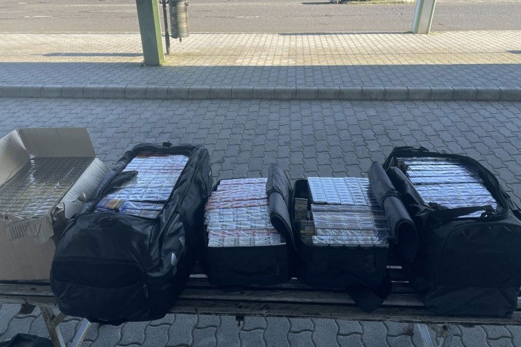 Közel 40 ezer euró értékű román zárjegyes cigarettát akart eljuttatni Angliába egy moldáv sofőr