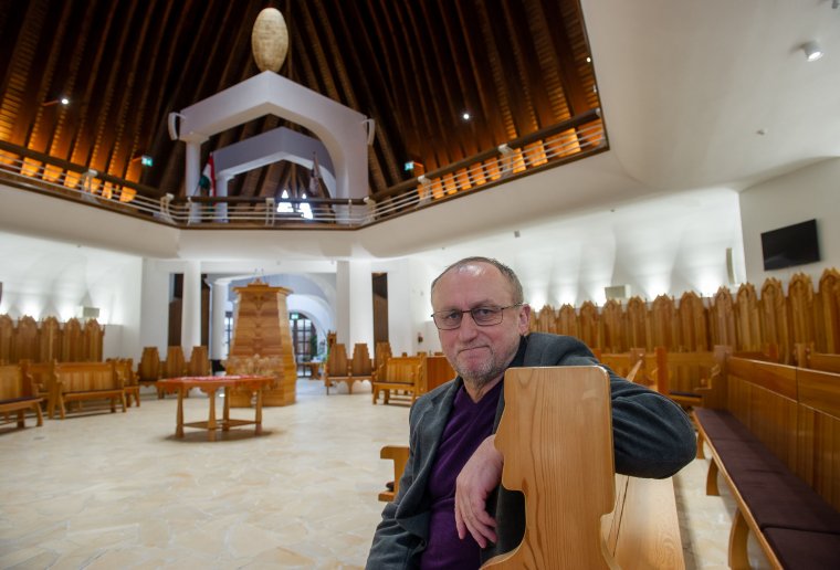 Nem mindenki szereti a magyar zászlót, de szép számú román közönséget is vonz a református központ Temesváron