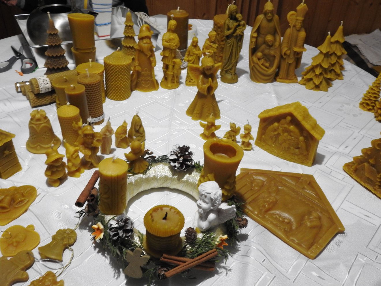 Ünnepi hangulat. Méhviaszból készült karácsonyi gyertyák és szobrok •  Fotó: Makkay József