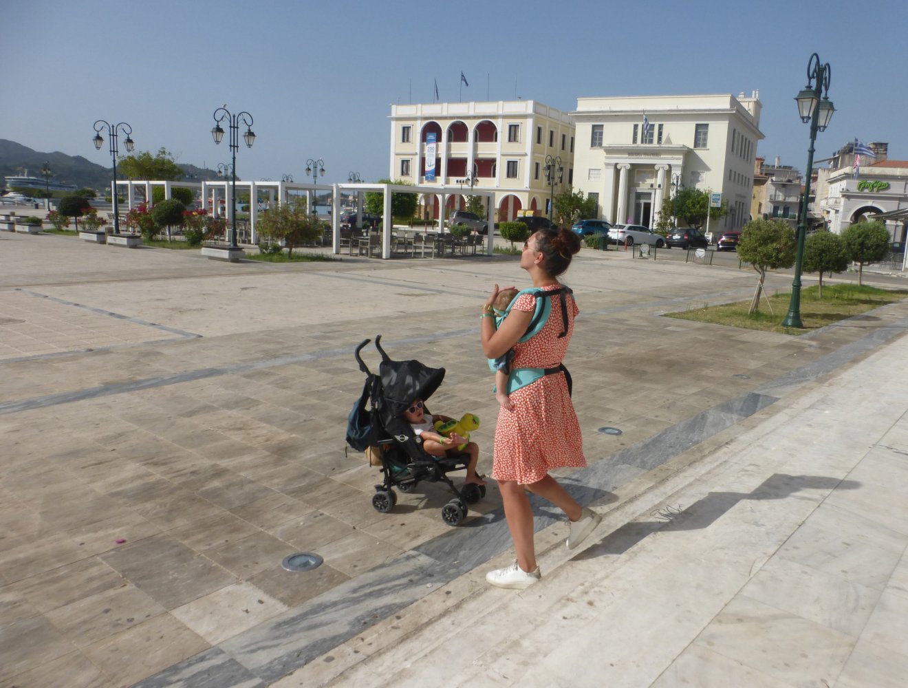 A Bizánci Múzeum lépcsőjén Zákinthoszban •  Fotó: Csermák Judit