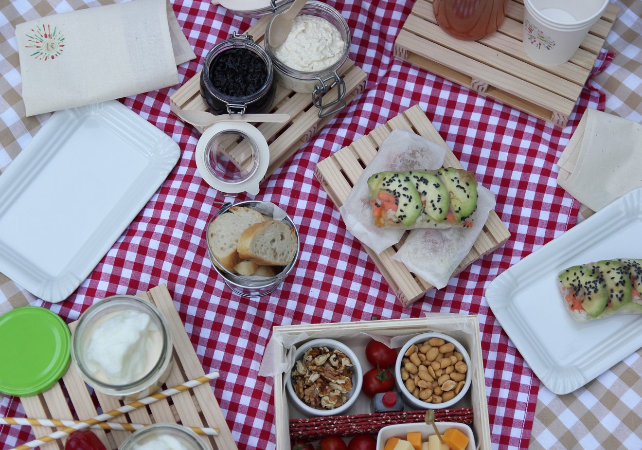 Megterített asztal. Sokféle ínyencség egy helyen • Fotó: Jakab Mónika