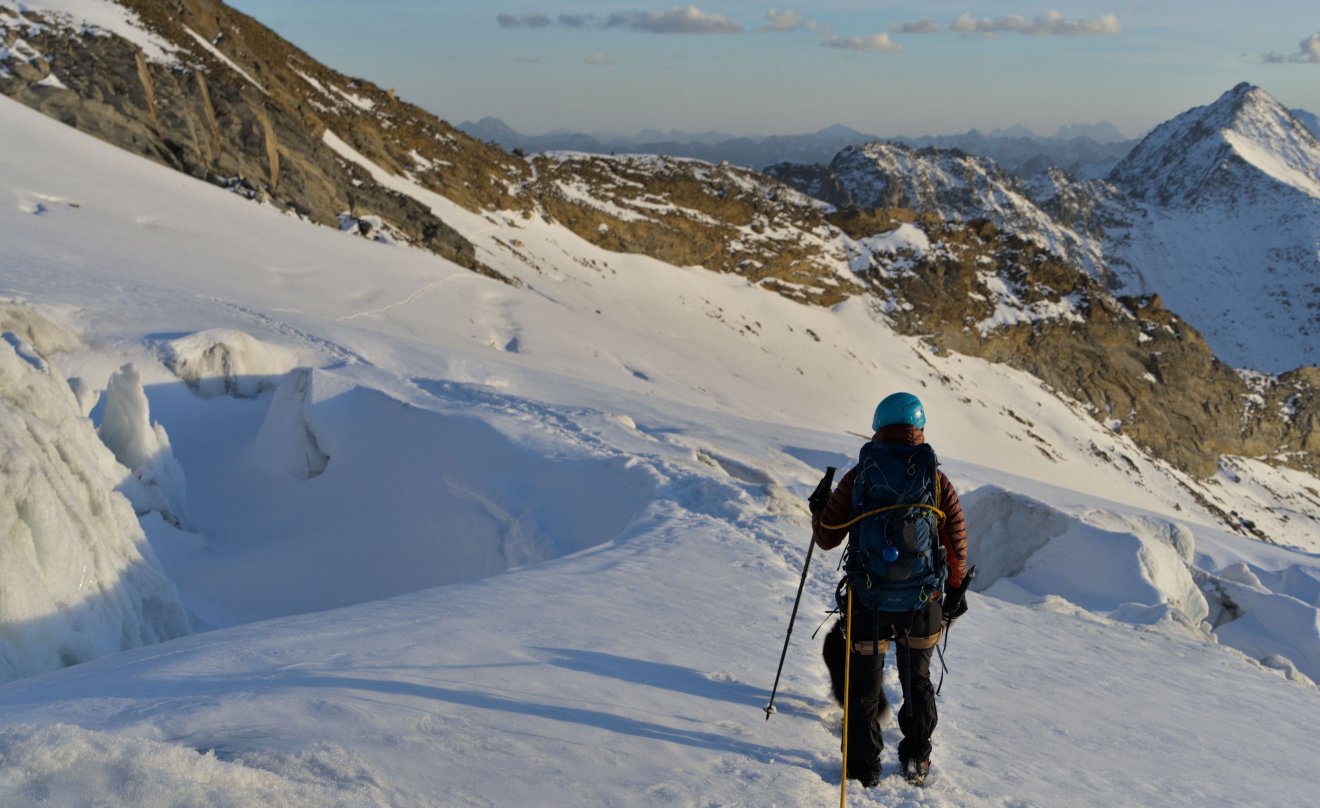 Útban a hegycsúcs felé. Kevés turista merészkedik a gleccserszakadékok közelébe •  Fotó: Samu Tamás Gergő