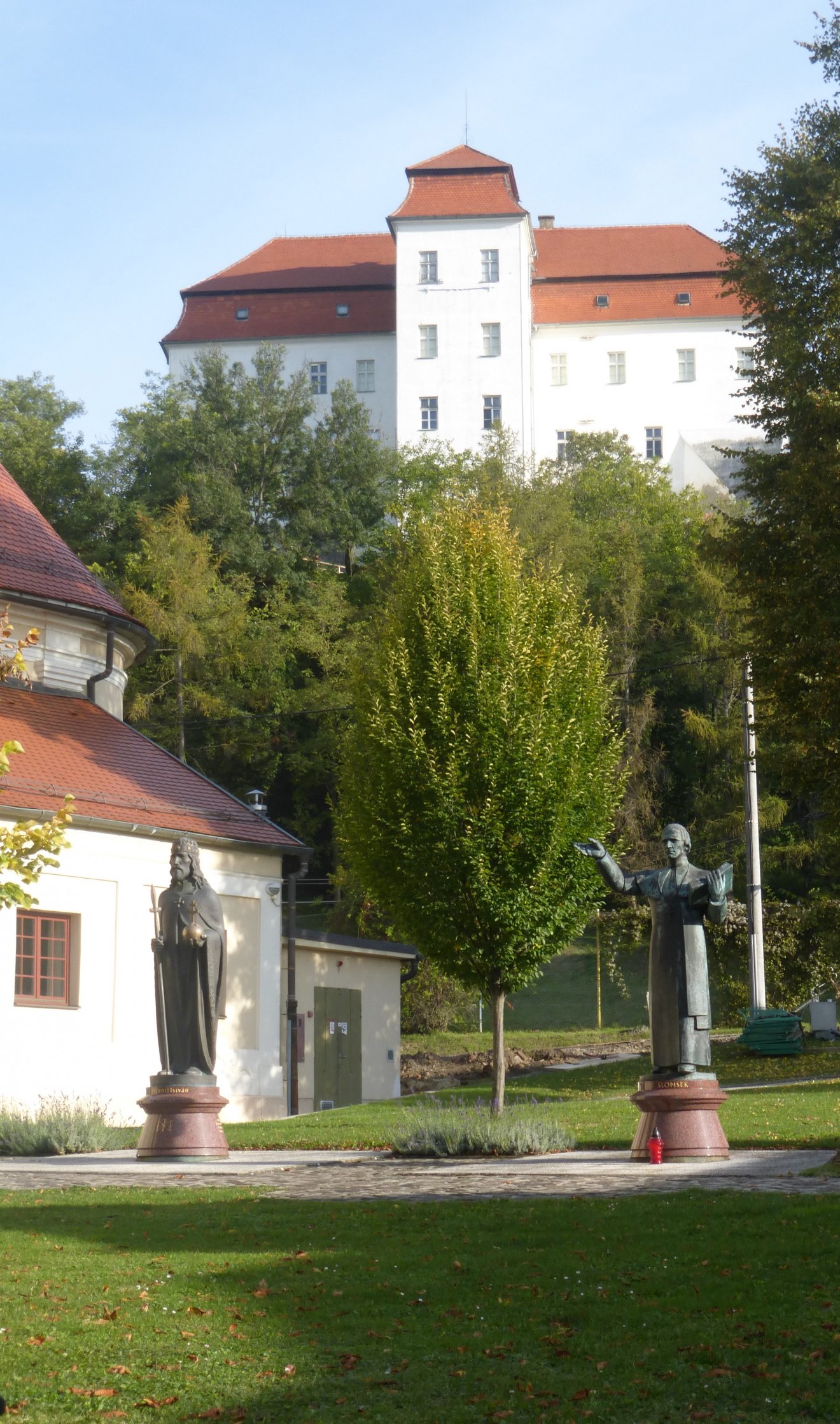 A Bánffy kastély Szent István szobrával •  Fotó: Csermák Judit