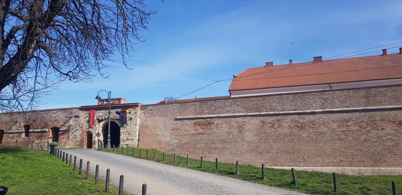 Bejárat a várba. A középkori magyar emlékhelyet egyre több turista keresi fel •  Fotó: Makkay József