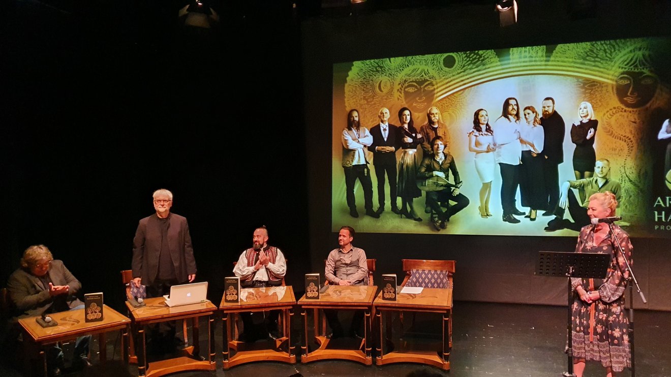 A sajtótájékoztatón jelentették be, hogy a Nemzeti Színház műsorra tűzi az Aranyhajú hármasok című folkoperát •  Fotó: Borbély Zsolt Attila