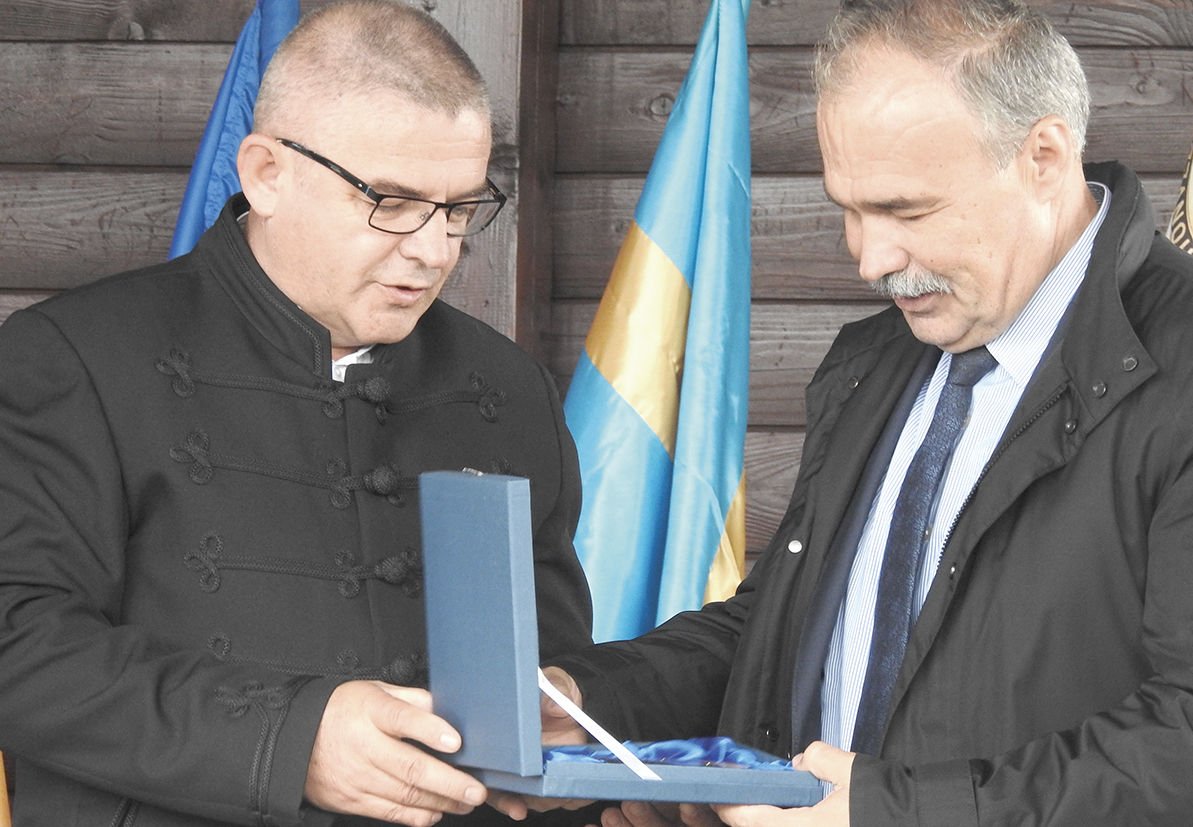 Nagy István agrárminiszternek (jobbra) Fazakas Miklós adja átaz RMGE Maros Pro Agricultura Transilvaniae díját •  Fotó: Makkay József