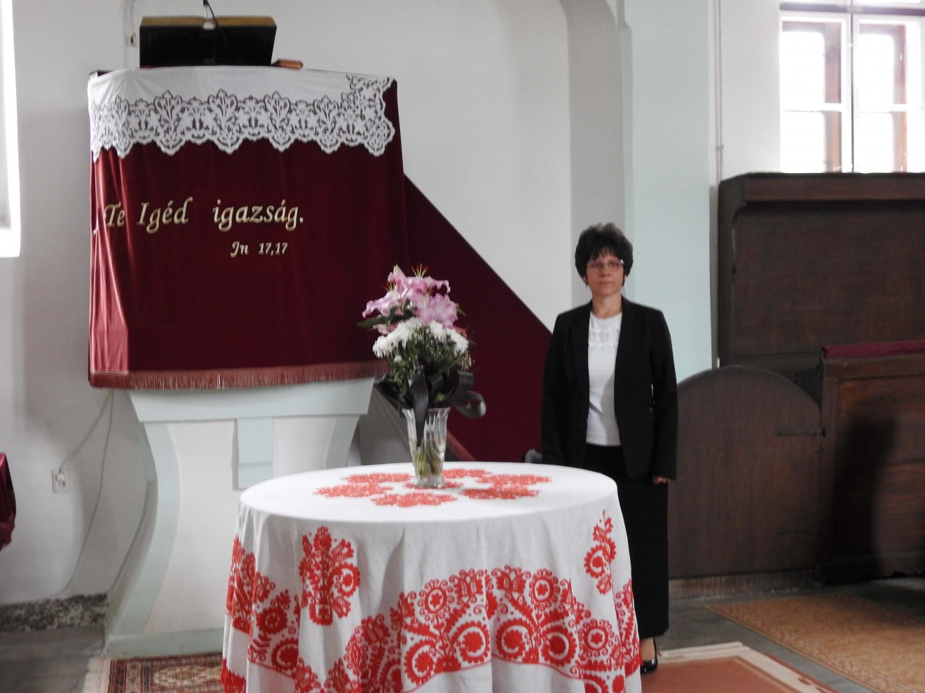Az úrasztala előtt. A református templomba más felekezet hívei is belépnek •  Fotó: Makkay József