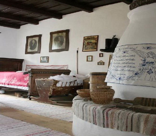 Érkörtvélyesi tájház nappaliként is szolgáló konyhája •  Fotó: Sütő Éva