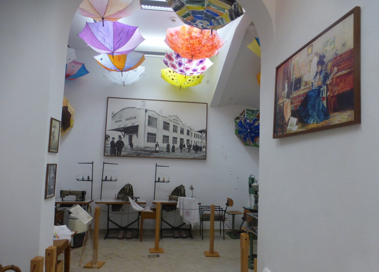 A polgárosodás emléke, az esernyőgyár •  Fotó: Csermák Judit