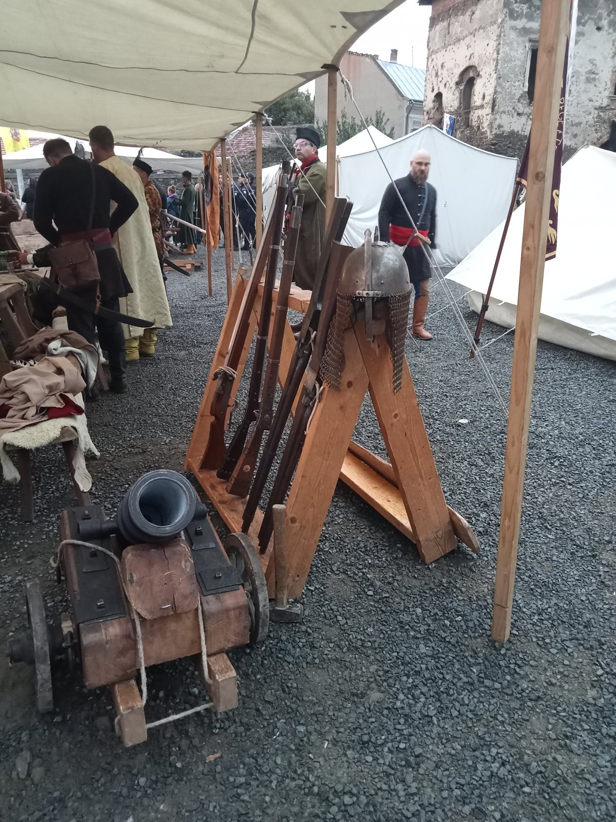 Kiállított régi kellékek a várkertben •  Fotó: Nánó Csaba