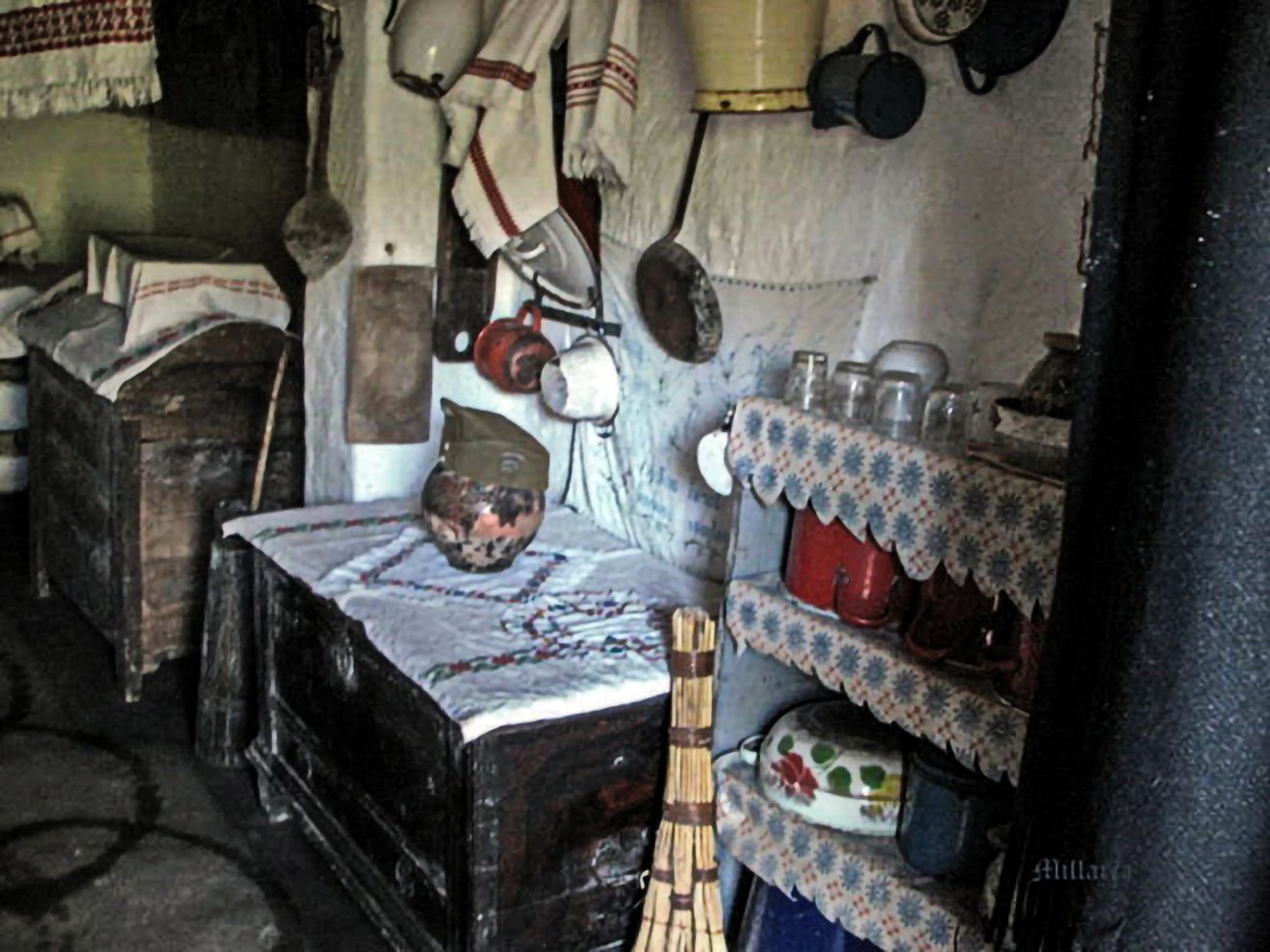 Egy gálospetri tájház éléskamrája •  Fotó: Sütő Éva