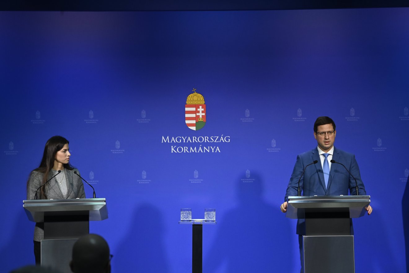 Gulyás Gergely Miniszterelnökséget vezető miniszter és Szentkirályi Alexandra kormányszóvivő a Kormányinfón • Fotó: MTI