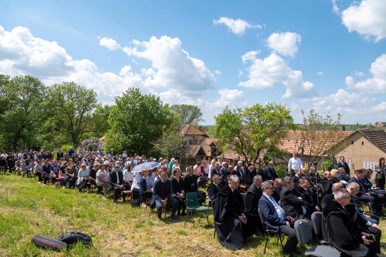 Szabadtéri istentisztelet. A hadadi református gyülekezet régóta tervezi új templom építését •  Fotó: MTI/Kiss Gábor