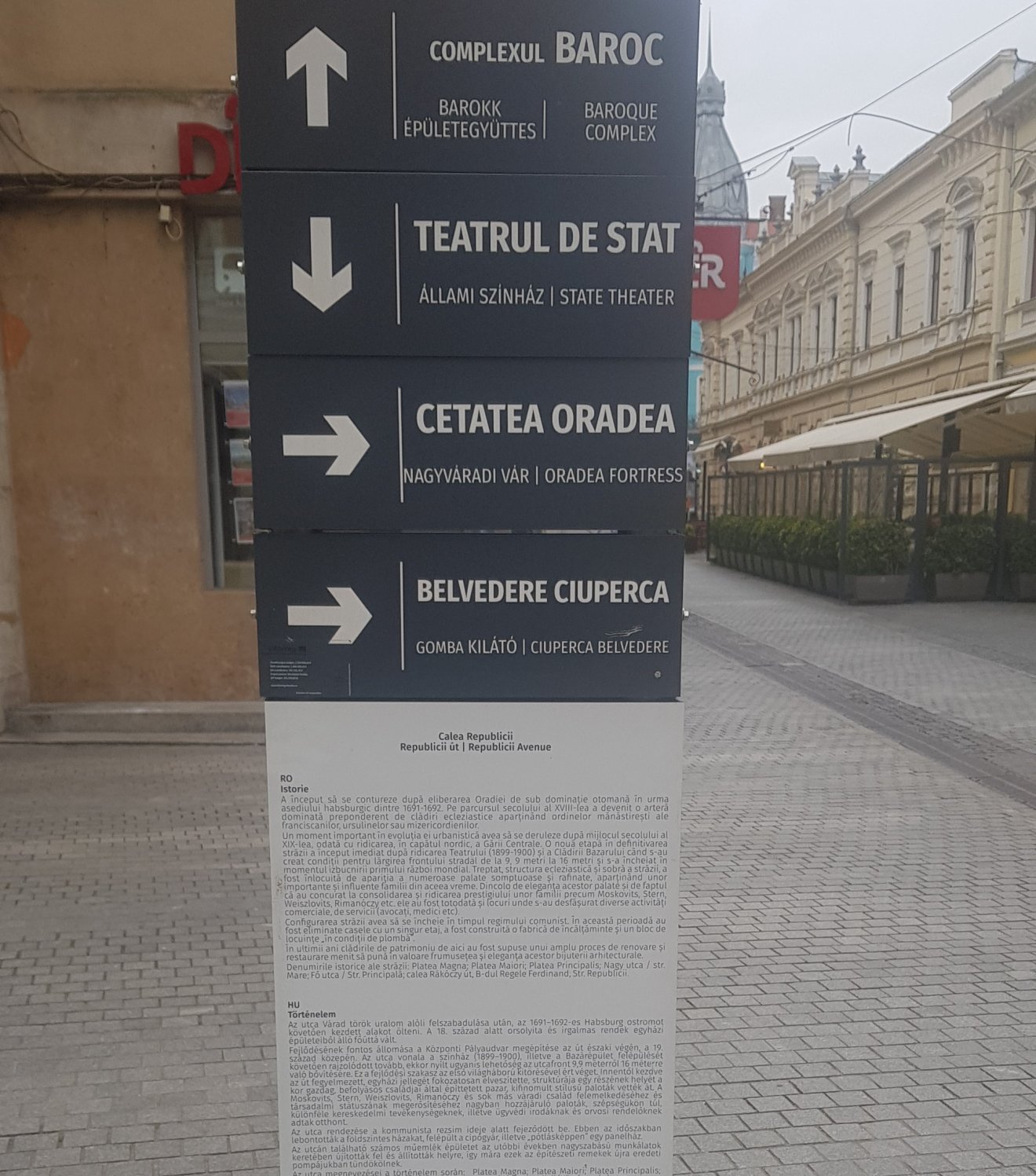 Román, magyar és angol nyelvű eligazító táblák a Fő utcán •  Fotó: Makkay József