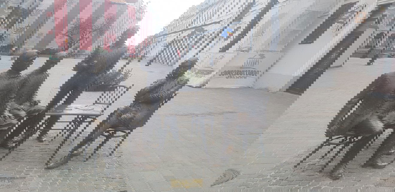 A Holnaposok szoborcsoportja az Ady Endre Líceum főbejárata mellett •  Fotó: Makkay József