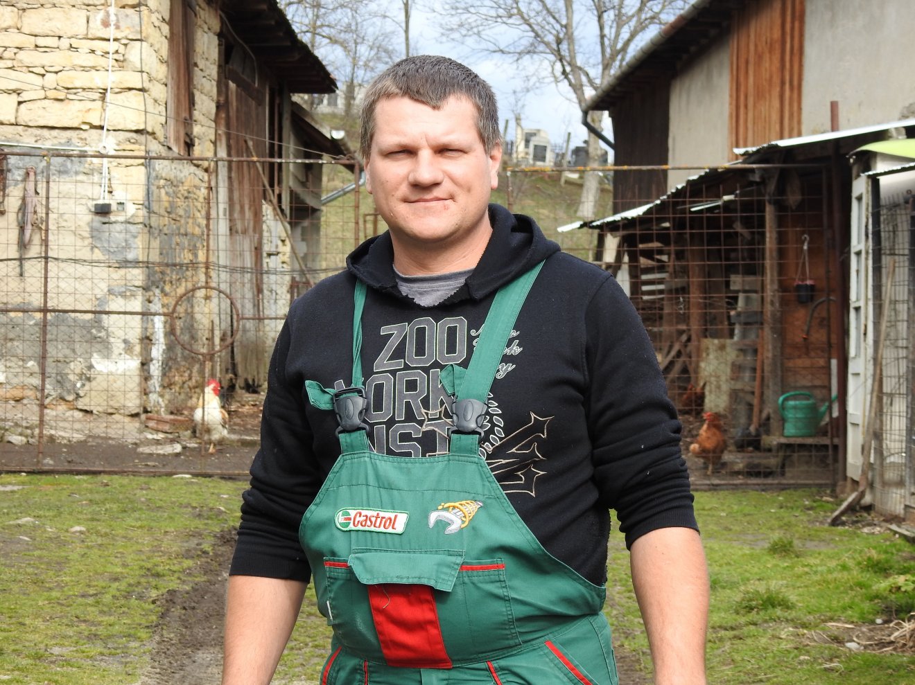 Horváth Csaba állatorvos és kalotaszegi falugazdász a mérai szülői portán •  Fotó: Makkay József