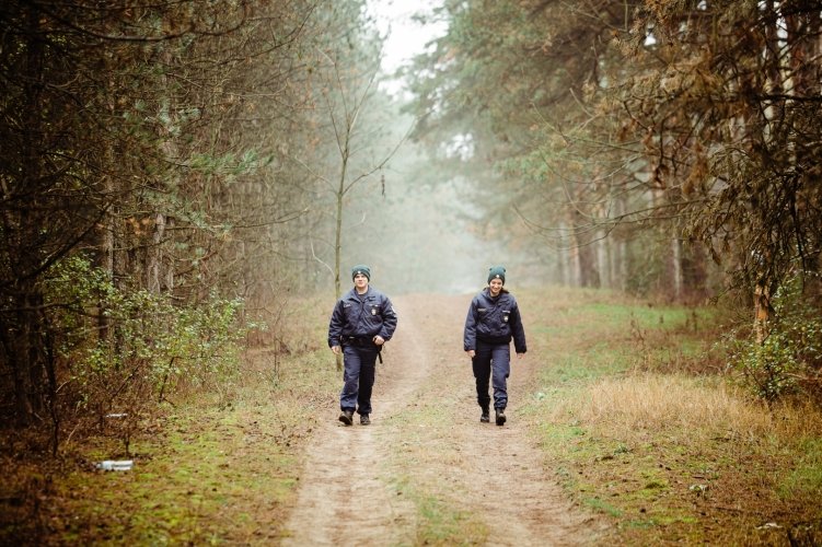 Szolgálatot teljesítő rendőrök a magyar-szerb határszakasz közelében •  Fotó: Police.hu