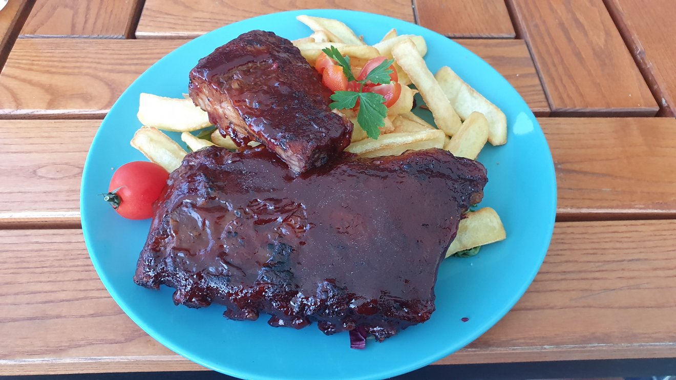 Sült disznóoldalas a Joy’s pubban •  Fotó: Borbély Zsolt Attila